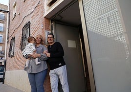 Inma Mandingorra, su hija Triana y Félix Sancasto, su rescatador, en el patio donde se pudieron refugiar en Catarroja.
