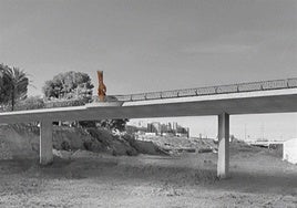 Escultura sobre el puente en Picanya.