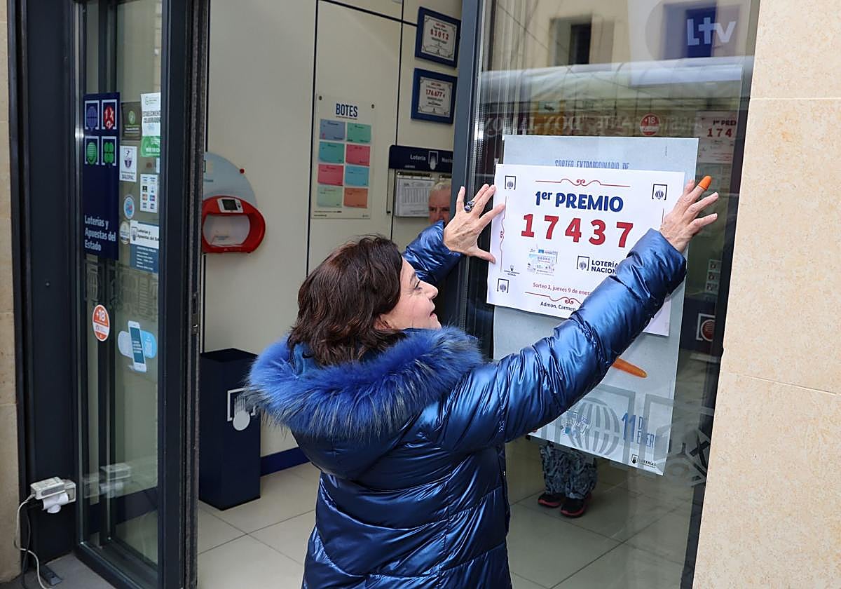 Premio de lotería en una administración. Imagen de archivo.