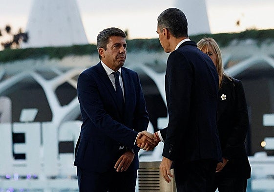 El saludo entre Carlos Mazón y Pedro Sánchez.