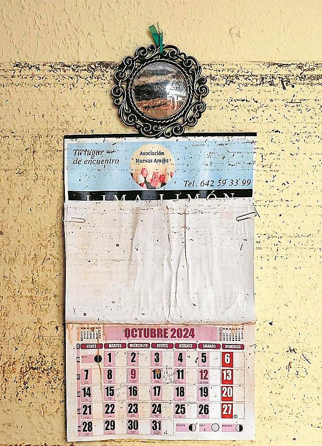 El calendario de la cocina, con el tiempo detenido en octubre de 2024.