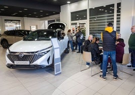 Afectados compran un coche nuevo en un concesionario.