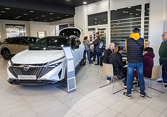 Afectados compran un coche nuevo en un concesionario.