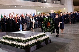 Momento de la ofrenda floral en el funeral de Estado.