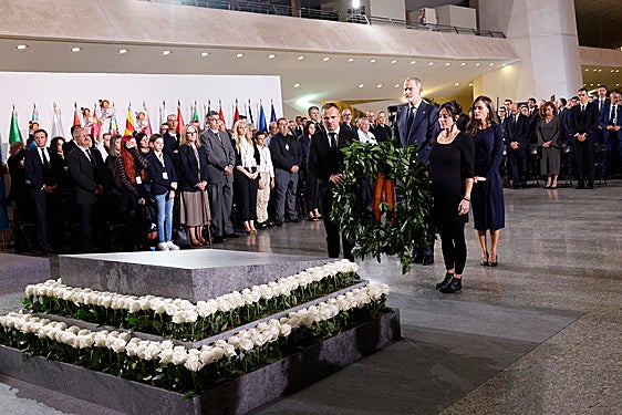 Momento de la ofrenda floral en el funeral de Estado.