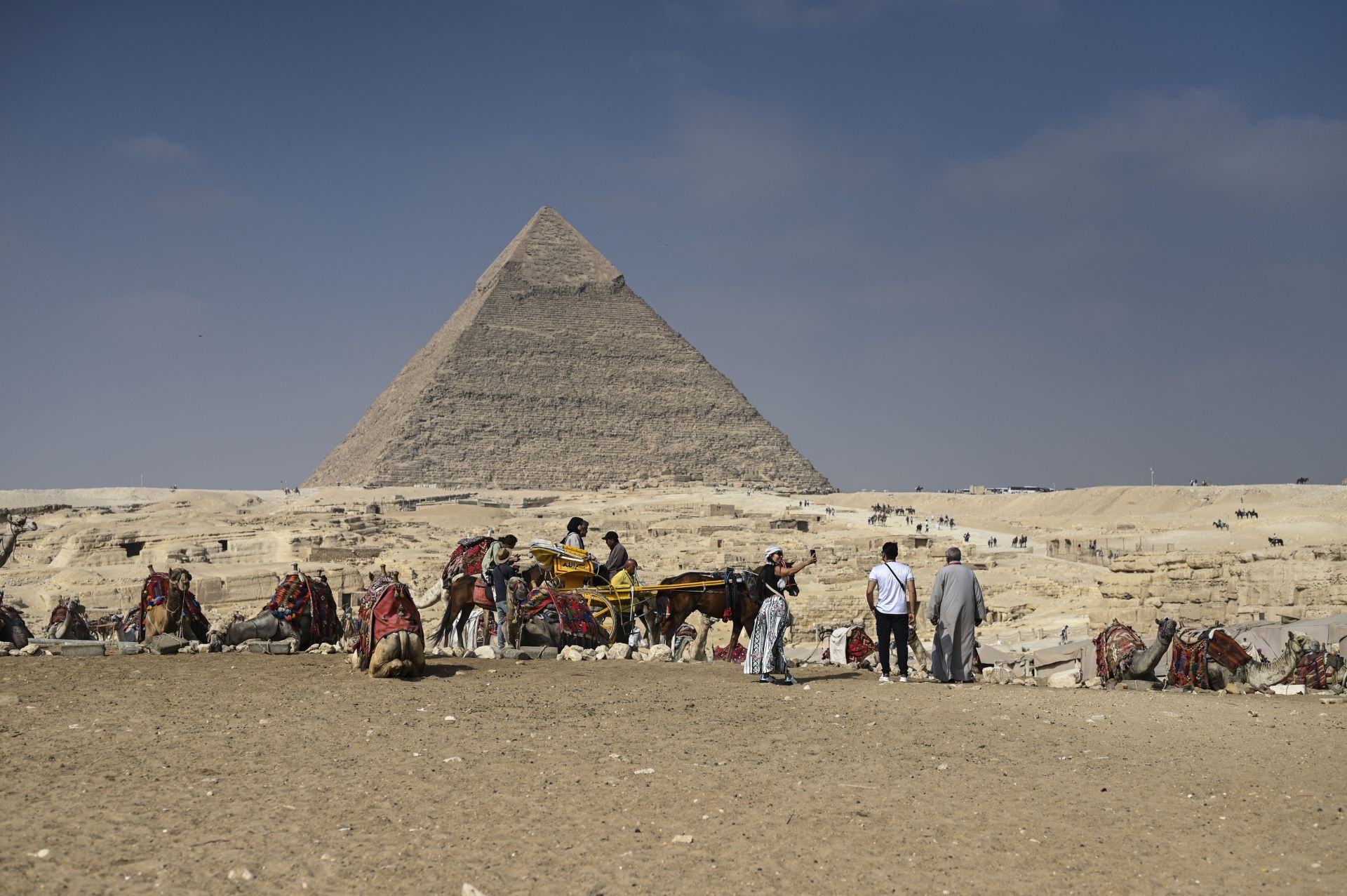 FOTOS | Los turistas visitan las pirámides de Giza ante el estreno del Gran Museo Egipcio