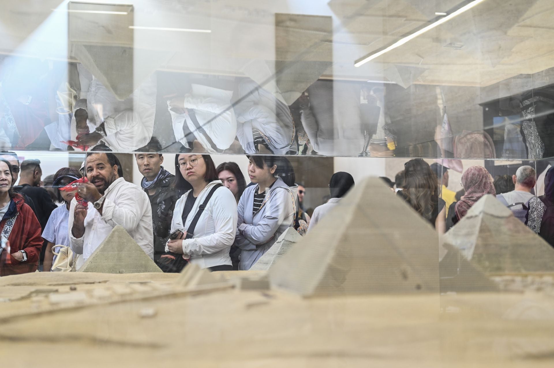 FOTOS | Los turistas visitan las pirámides de Giza ante el estreno del Gran Museo Egipcio