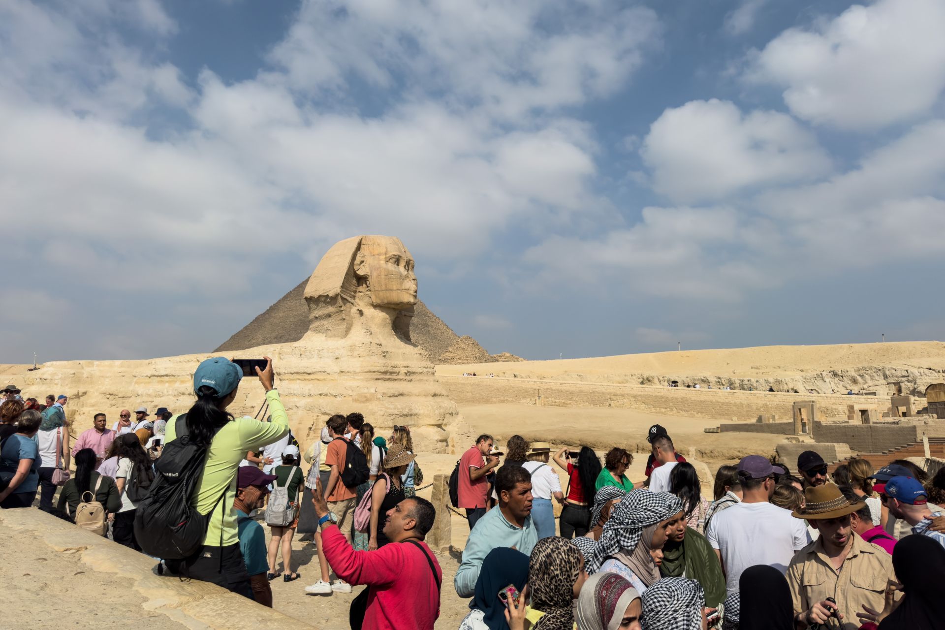 FOTOS | Los turistas visitan las pirámides de Giza ante el estreno del Gran Museo Egipcio