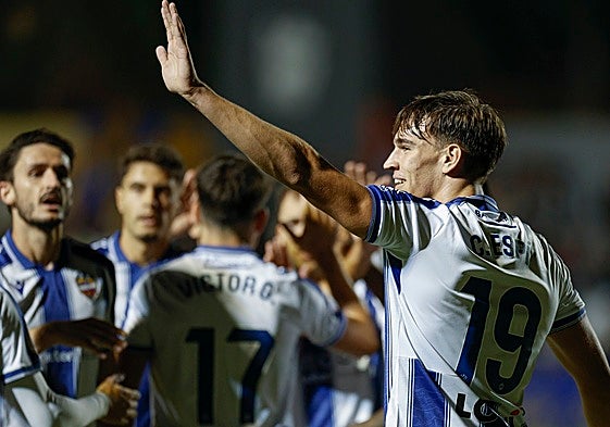 Carlos Espí celebra un gol del Levante en Orihuela.