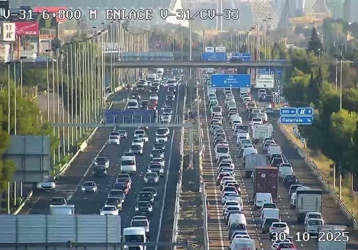 Atascos en la V-31 este jueves, 30 de octubre.