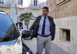 Un año después.Mazón llega ayer al Palau de la Generalitat, donde presidió el pleno del Consell.