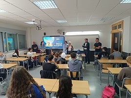 Una de las charlas en el IES Murta de Alzira.