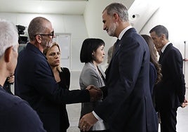 El Rey dialoga con una víctima durante el funeral de Estado en presencia de la delegada del Gobierno.