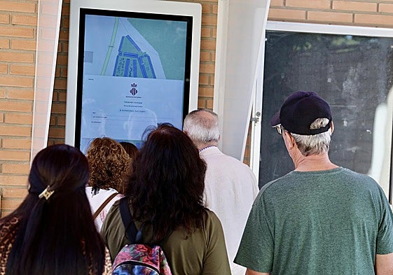 Pantalla para localizar la ubicación de los fallecidos en el cementerio.