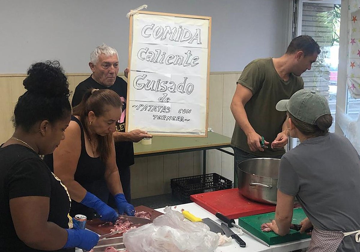 Juan Zampieri, alma mater de San Telmo en la cocina de campaña en Picaña.