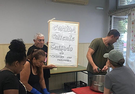 Juan Zampieri, alma mater de San Telmo en la cocina de campaña en Picaña.