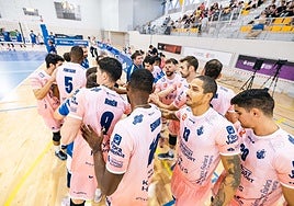 Los jugadores aúnan fuerzas antes de un partido.