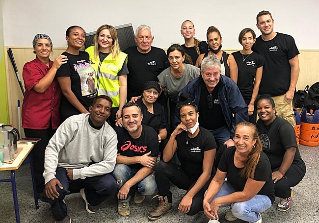 Juan Zampieri rodeado de su equipo y colaboradores.