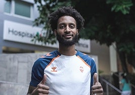 Braxton Key posa contento con la camiseta del Valencia Basket