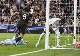 Hugo Duro celebra el gol de la victoria del Valencia en el Santiago Bernabeu.
