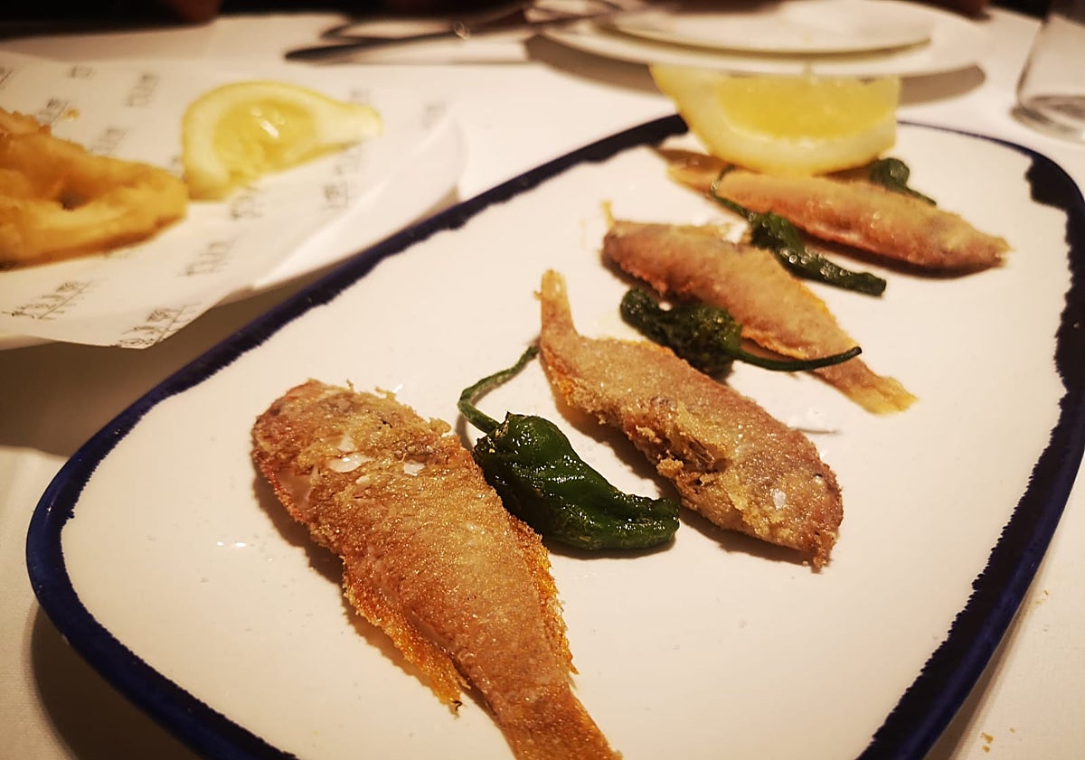 Imagen principal - Loritos, su tarta de queso con la receta de la señora Ana y una ensañada.