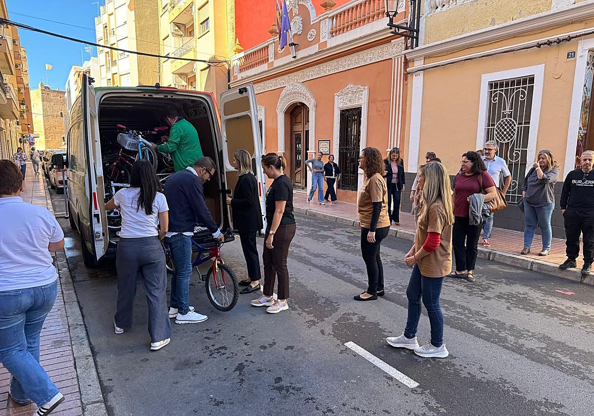 Entrega de bicicletas en la sede de la Mancomunidad de l'Horta Dus.