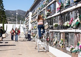 Familiares colocan flores en el cementerio de Gandia.