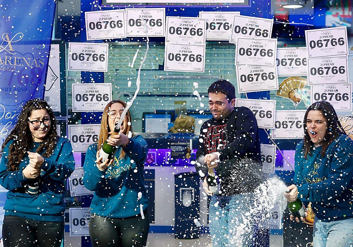 Varios ganadores celebran un premio de lotería, en una imagen de archivo.