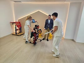 Un menor prueba el exoesqueleto que permitirá optimizar su tratamiento.