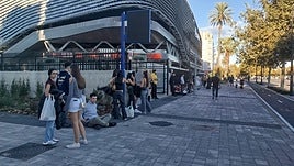 Fans de ROA, haciendo cola desde primera hora de la tarde.