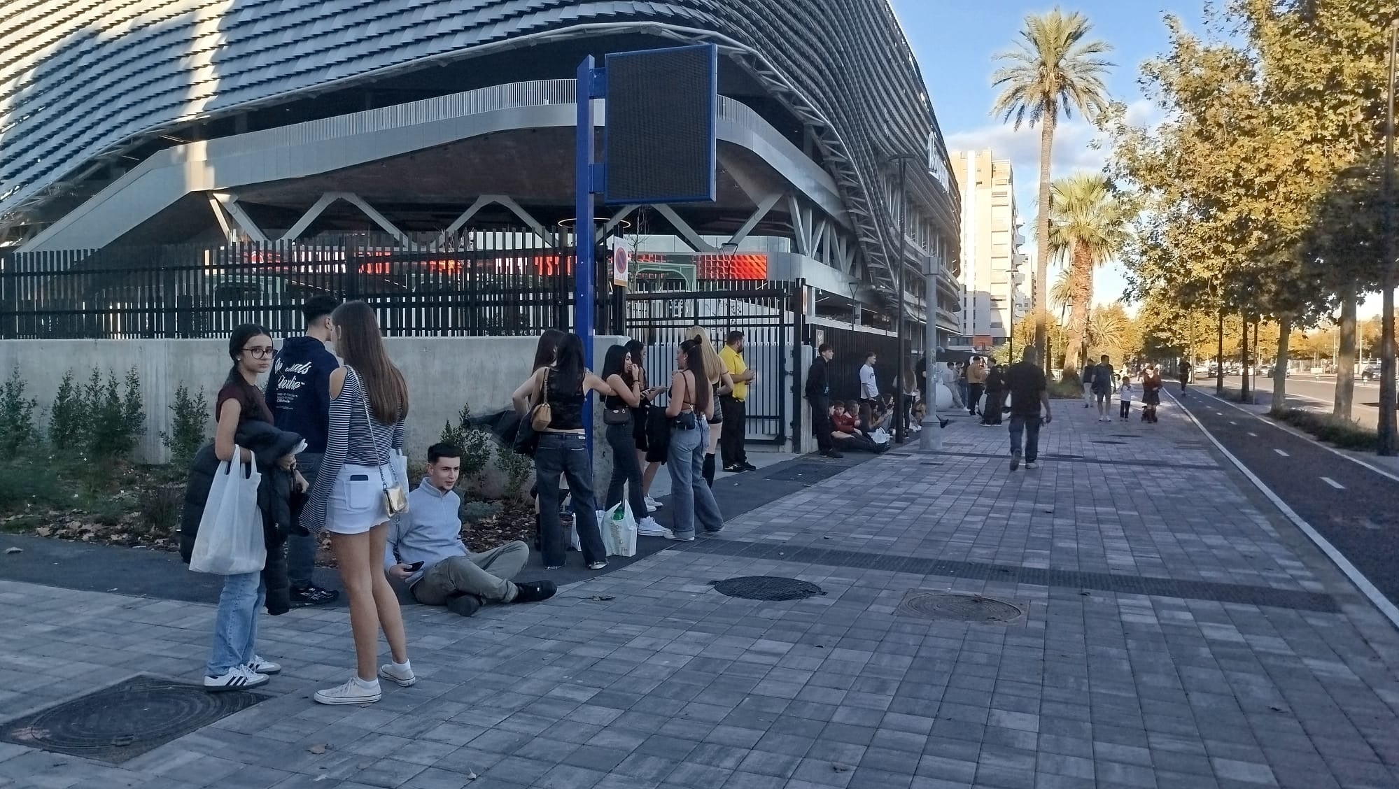 Fans de ROA, haciendo cola desde primera hora de la tarde.