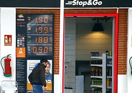 Surtidor de gasolina. Imagen de archivo.