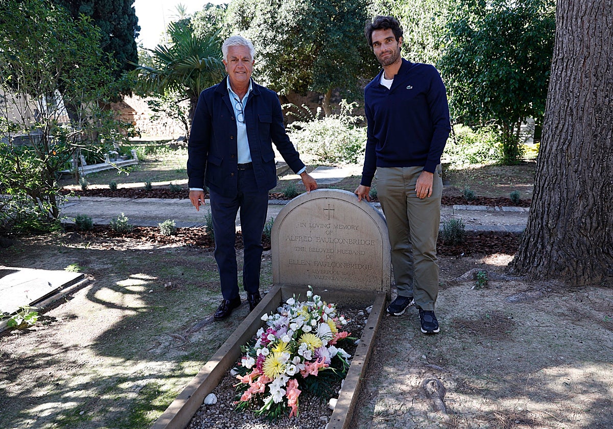 Ole Andresen, presidente del CT Valencia, y Pablo Andújar, director del torneo, hicieron una ofrenda floral.