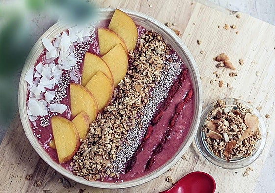 Un bowl con fruta y semillas de chía.
