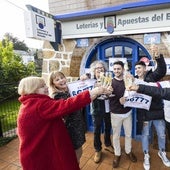 Celebración de un premio de lotería, en una imagen de archivo.