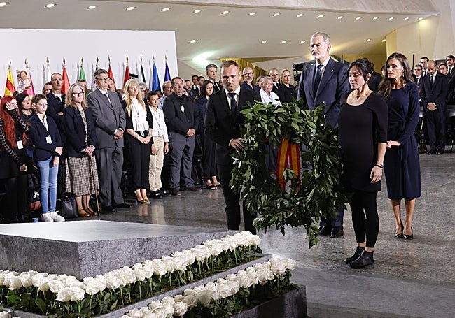 Fran y Thais, con los Reyes, en un momento del funeral.