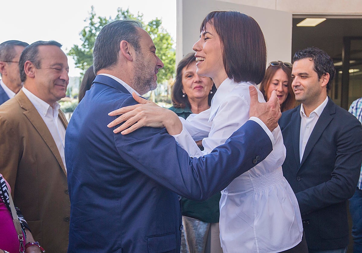 José Luis Ábalos saluda a Diana Morant antes de presentar la candidatura del PSOE de las elecciones de 2023.