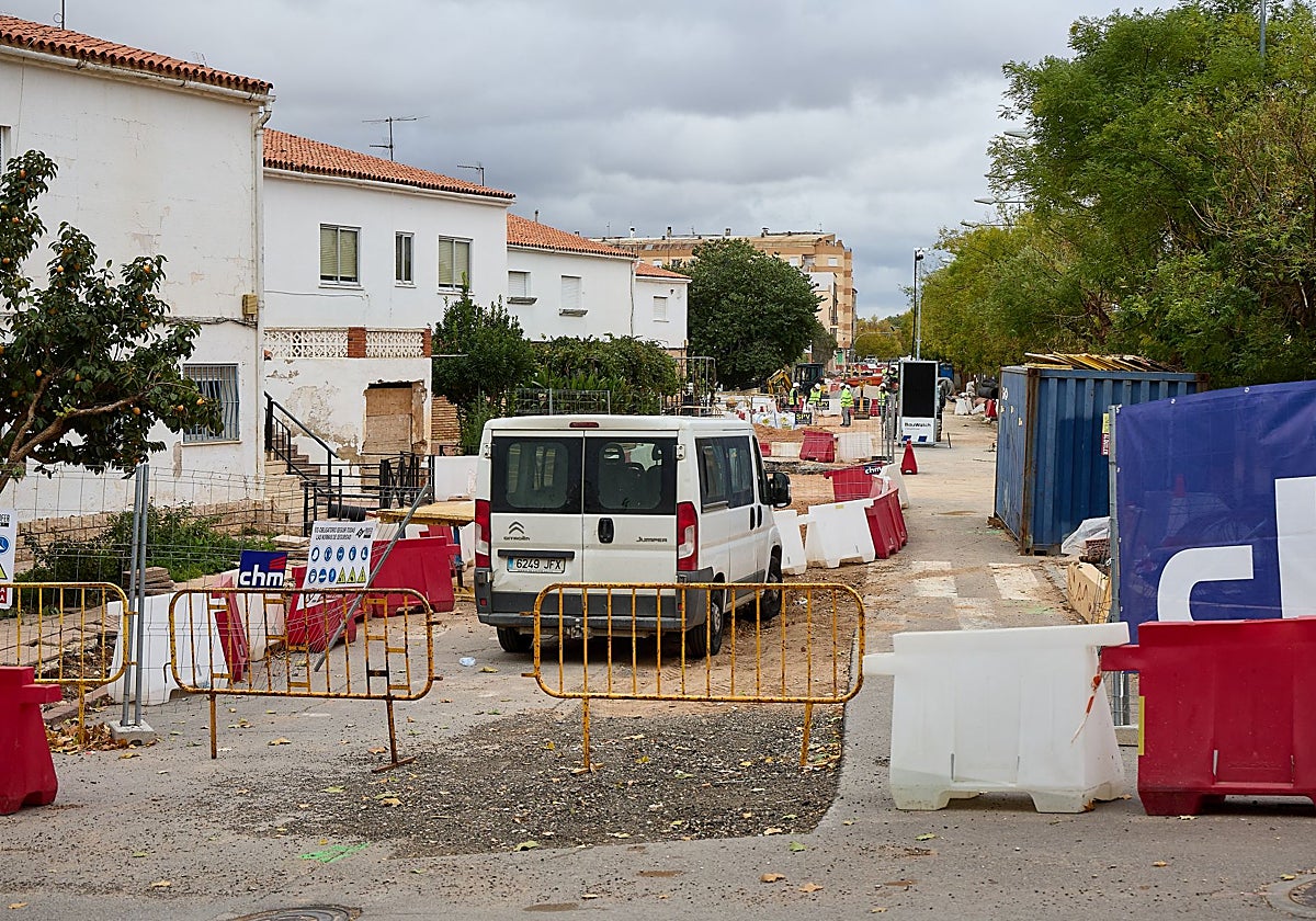 Obras de reconstrucción en Utiel tras la dana.