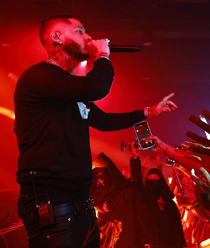 Imagen secundaria 2 - El cantante puertorriqueño ROA revoluciona el auditorio del Roig Arena