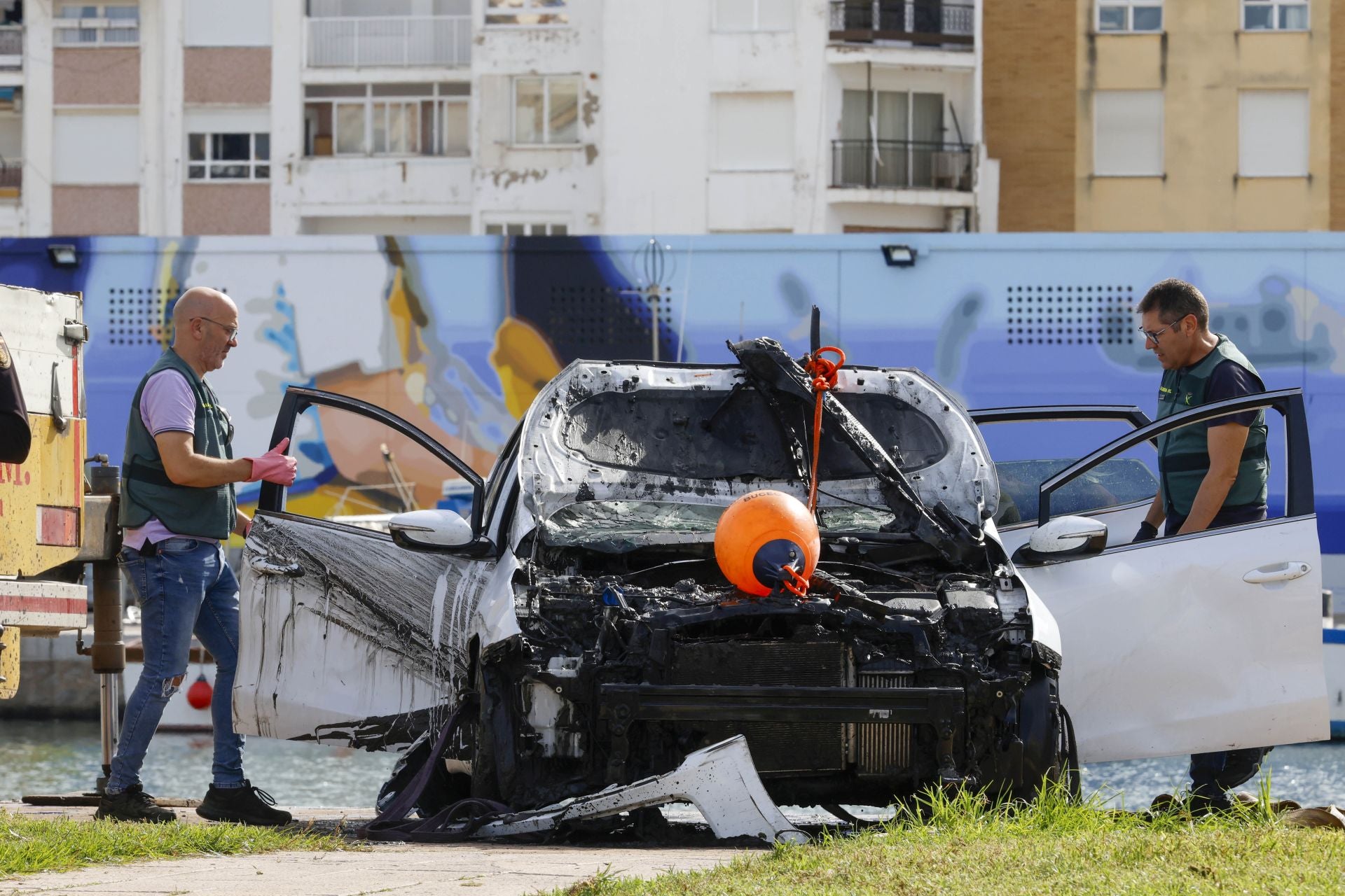 La Guardia Civil ultima la extracción del coche donde murió una joven en el puerto de Gandia