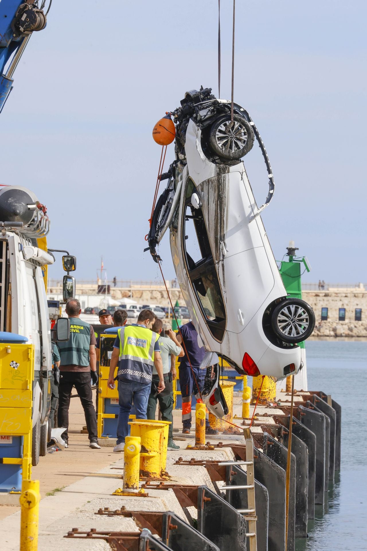 La Guardia Civil ultima la extracción del coche donde murió una joven en el puerto de Gandia
