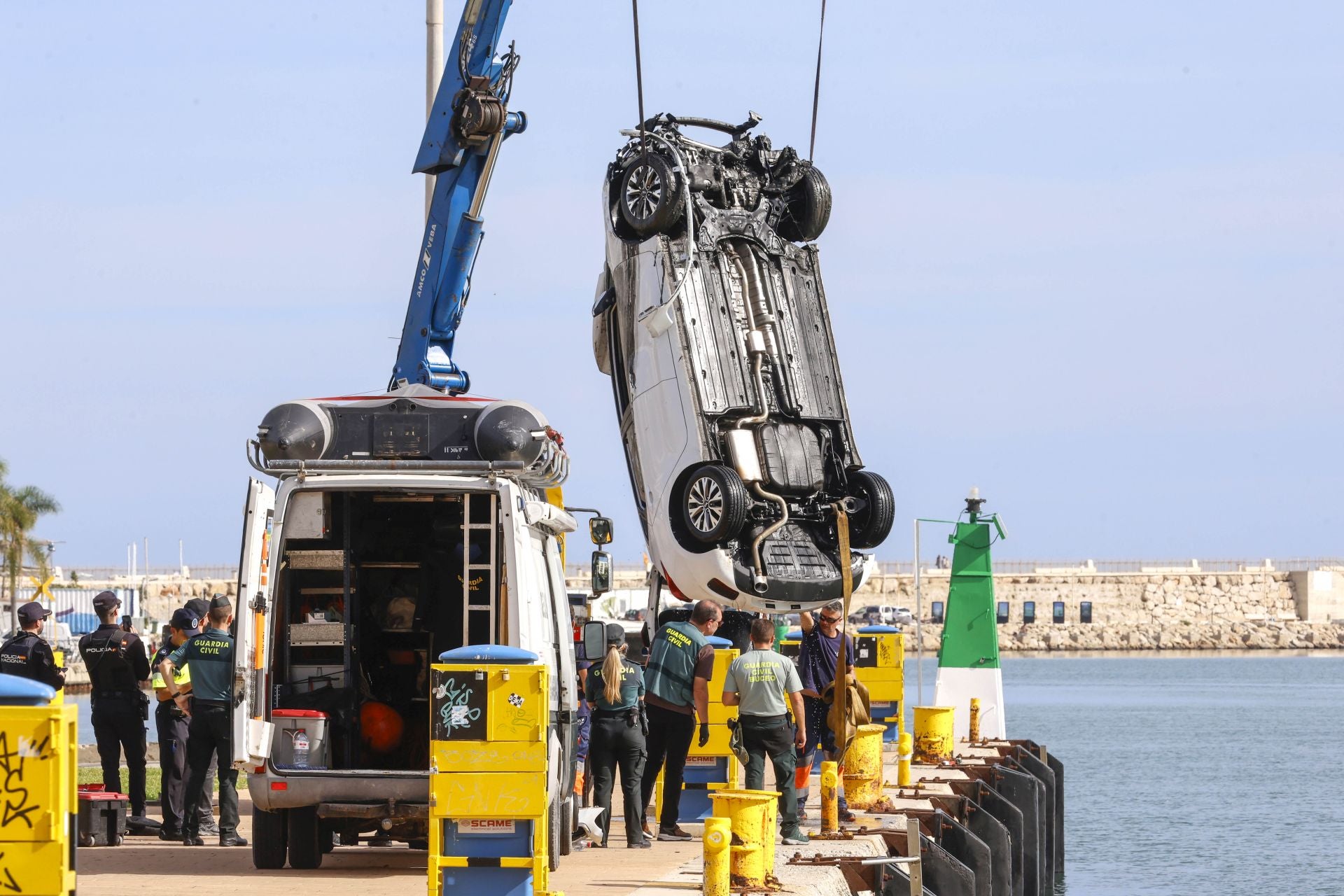La Guardia Civil ultima la extracción del coche donde murió una joven en el puerto de Gandia