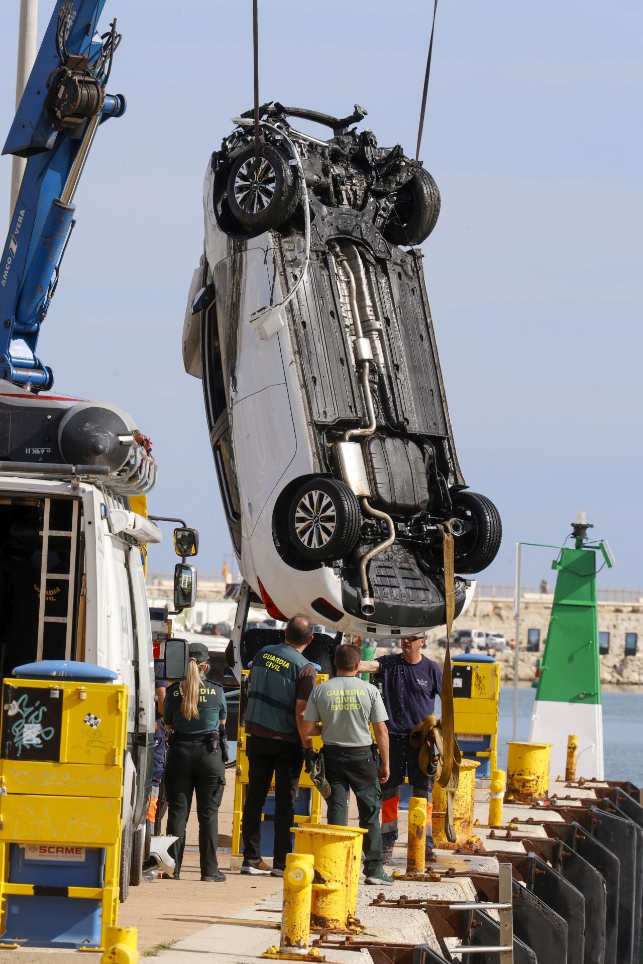 La Guardia Civil ultima la extracción del coche donde murió una joven en el puerto de Gandia
