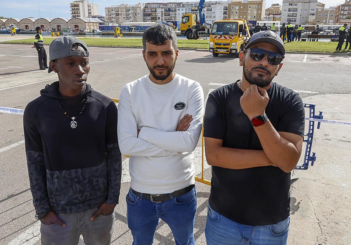 Tres de los participantes en el rescate de una de las mujeres.