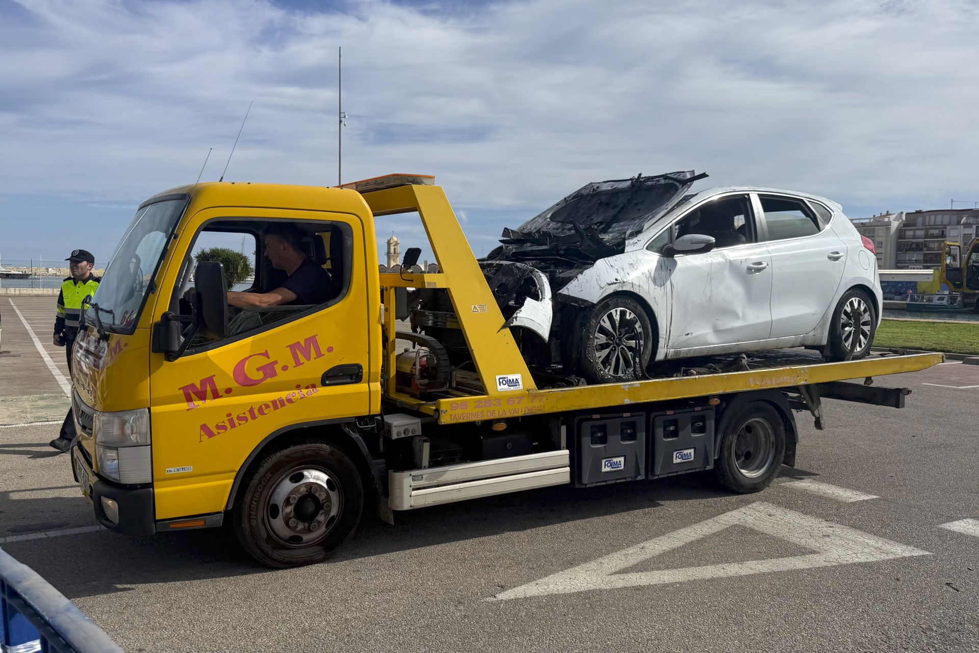 La Guardia Civil ultima la extracción del coche donde murió una joven en el puerto de Gandia
