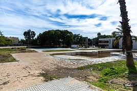 Piscina municipal de verano, que se quiere reabrir el próximo julio.