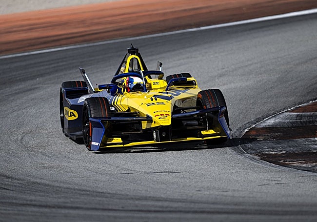Marta García en la pista de Cheste con el monoplaza del equipo Lola Yamaha