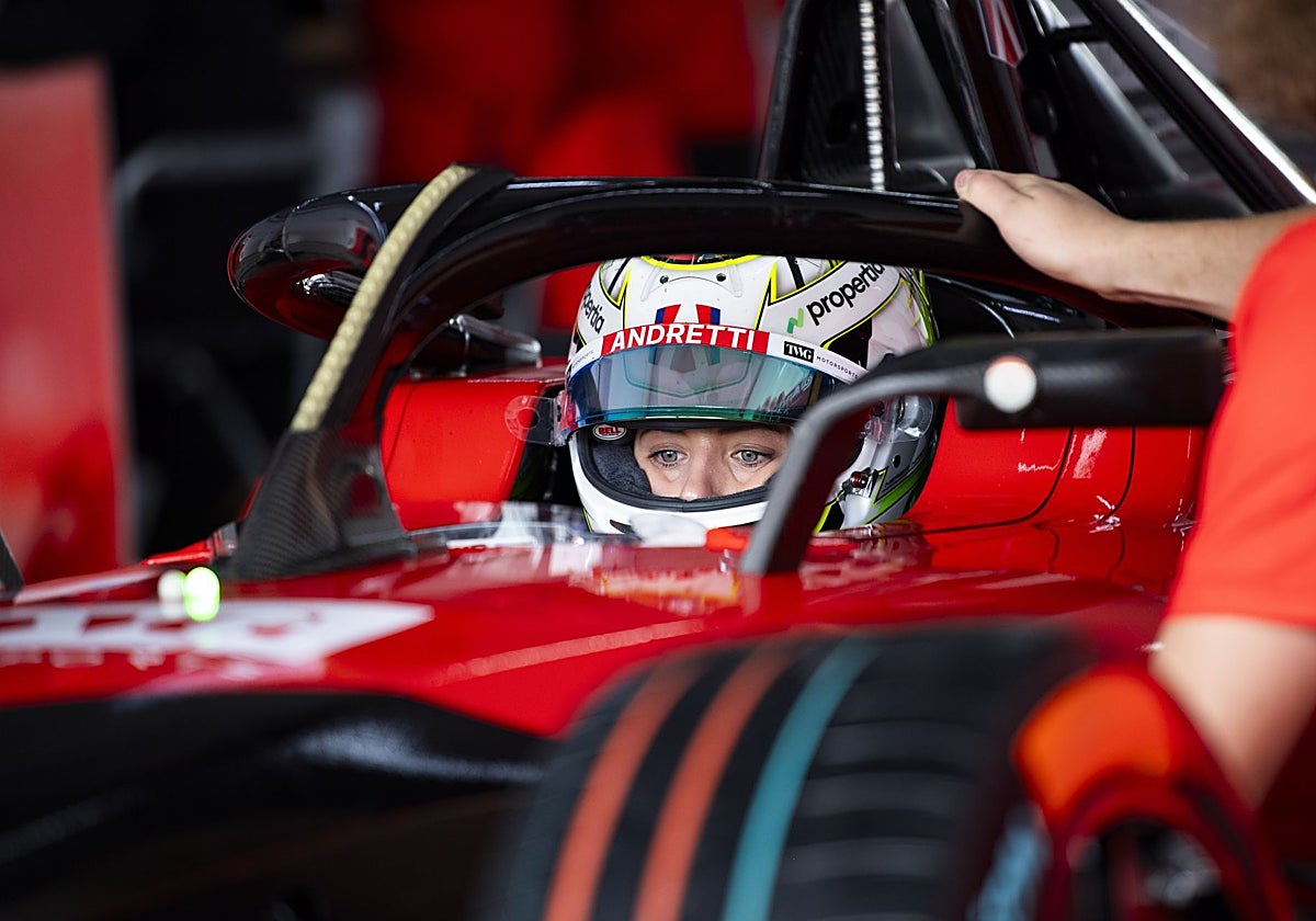 Nerea Martí en el monoplaza de Andretti lista para salir a la pista