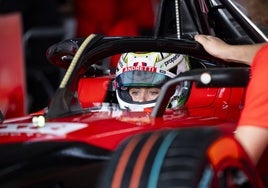 Nerea Martí en el monoplaza de Andretti lista para salir a la pista