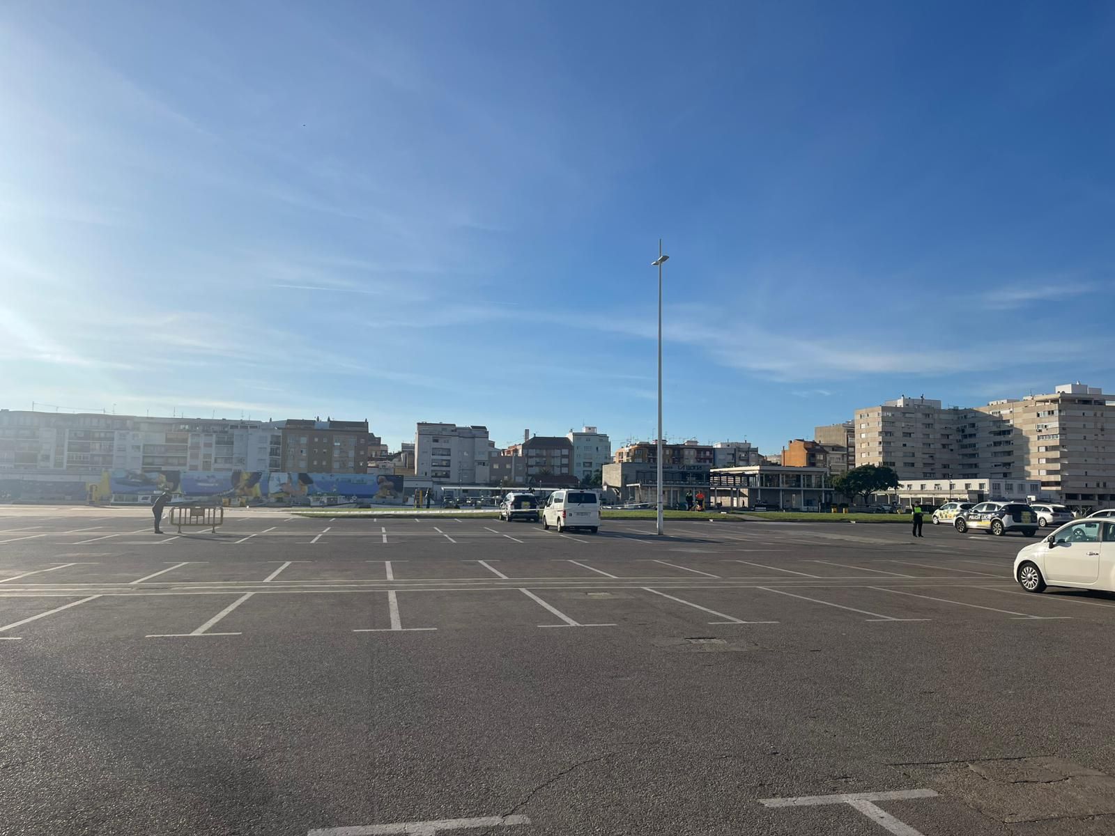 La Guardia Civil ultima la extracción del coche donde murió una joven en el puerto de Gandia